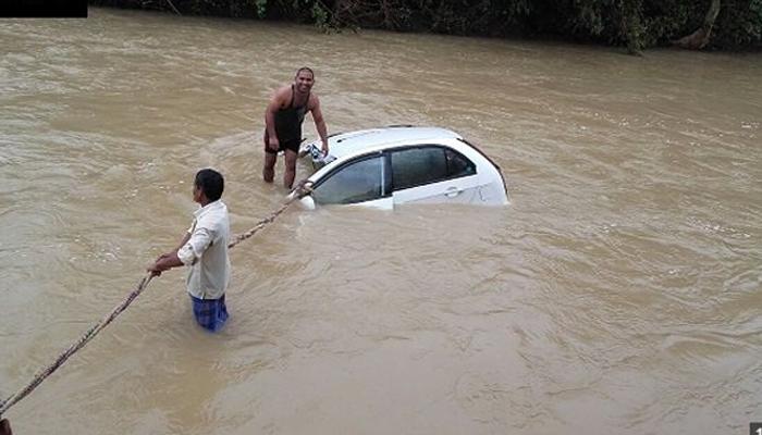 चंद्रपुरात गाडी नाल्यात पडून चौघेजण बेपत्ता