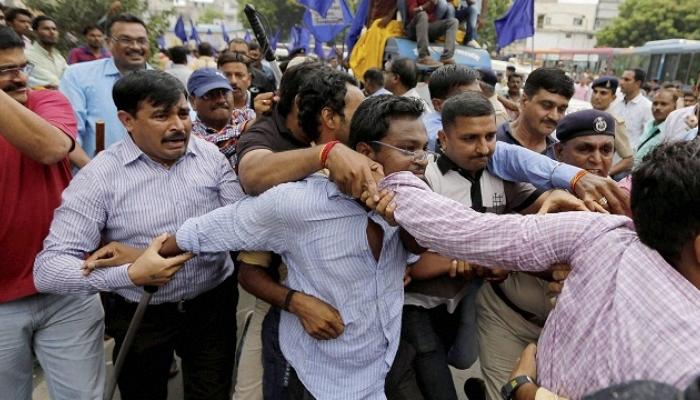 गायीचं कातडं काढल्यामुळे काही जणांना मारहाण