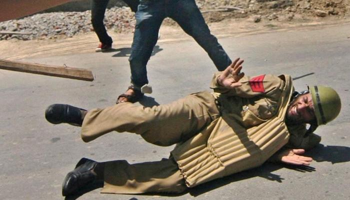 काश्मीरमध्ये आंदोलकांनी जवानाचे डोळे फोडले 