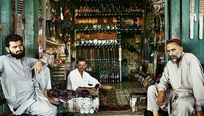 पाकिस्तानमध्ये स्मार्ट फोनपेक्षा बंदुका स्वस्त