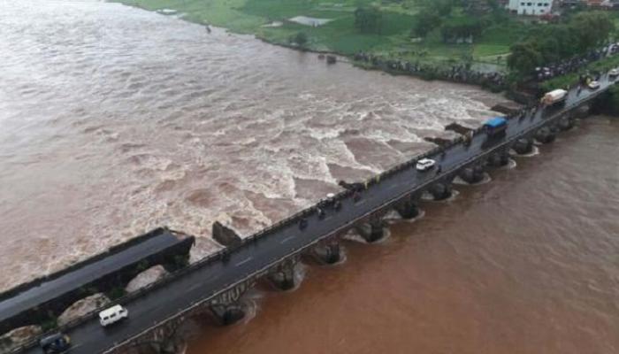  महाड पुल दुर्घटना : विरोधी पक्षांचा स्थगन प्रस्ताव