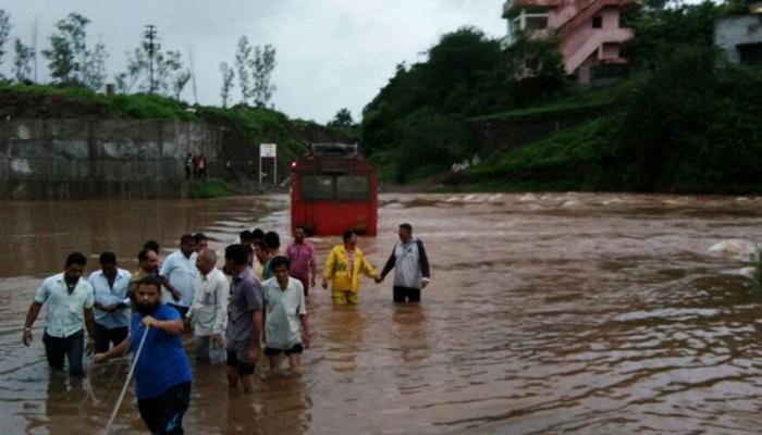 नवापूर बस दुर्घटना प्रकरण, बस चालक निलंबित