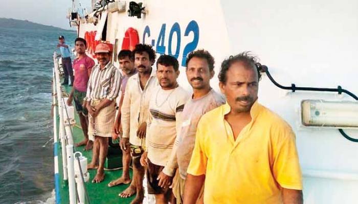रत्नागिरीत मासेमारी नौका बुडाली, 8 जणांना वाचविण्यात यश