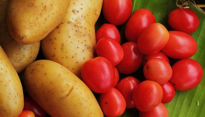 सुंदर दिसण्यासाठी टोमॅटो आणि बटाट्याचा उपाय