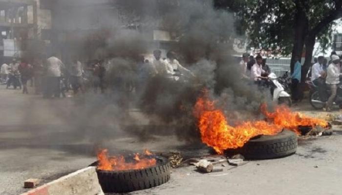  पंकजा मुंडे यांच्या कार्यक्रमाआधी अकलूजमध्ये राष्ट्रवादीकडून जाळपोळ