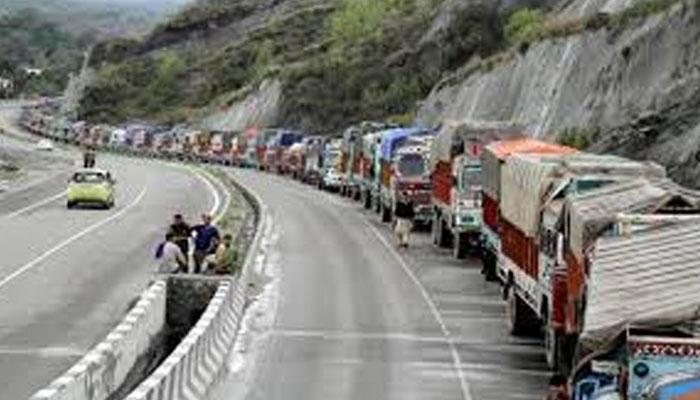 मुंबई-गोवा महामार्गावर जड वाहनांना बंदी 