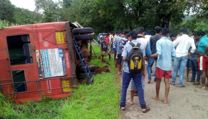 सिंधुदुर्गातल्या घोणसरीमध्ये बस पलटली