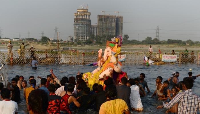 बुलेटवर गणपती बाप्पाला हेल्मेट घालून विसर्जन 