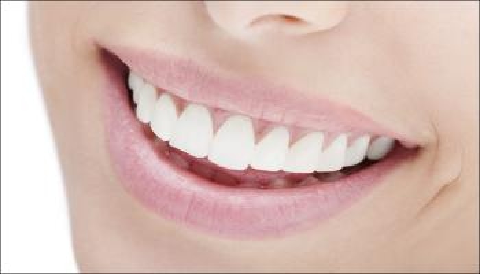 हे 7 उपाय तुमचे दात ठेवतील चमकदार