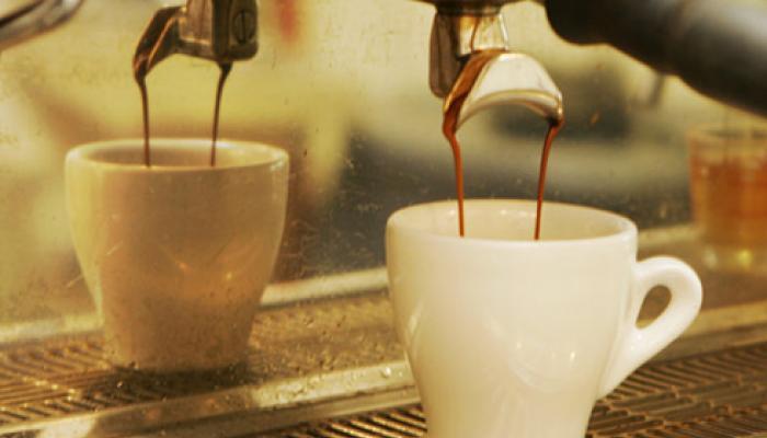 चहा-कॉफीचं सेवन सोडल्यानं होतील हे 9 फायदे 