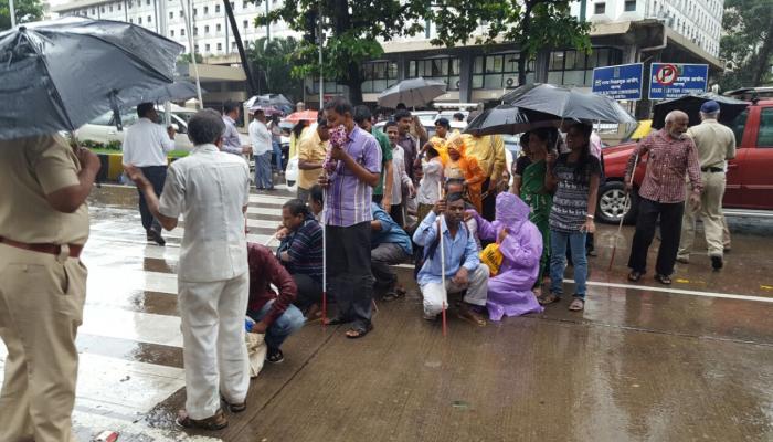 अंधांचे मंत्रालयाबाहेर जोरदार आंदोलन, वाहतूक खोळंबली