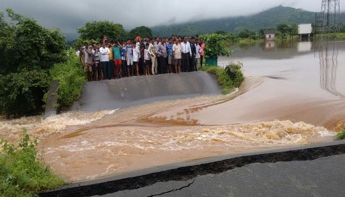 धुवांधार पावसामुळे अलिबागमध्ये पूल कोसळला