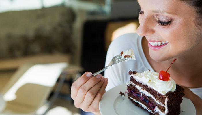 साखर जास्त खातं असाल तर या ५ लक्षणांकडे दुर्लक्ष नको