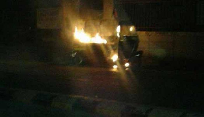 मुंबईत धावत्या रिक्षाला आग, आठ जण जखमी