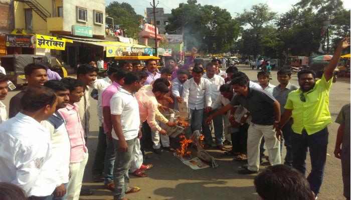 मराठा मोर्चाबाबत &#039;सामना&#039;त आक्षेपार्ह व्यंगचित्र, राज्यभरात ठिकठिकाणी आंदोलनं 