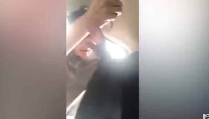 व्हिडिओ : &#039;उबेर&#039; ड्रायव्हरनं प्रवासी महिलेला खेचत बाहेर फेकलं