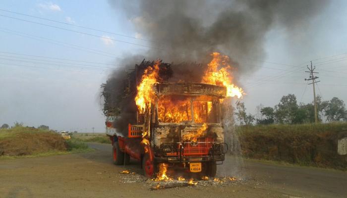 कोल्हापुरात ऊसाचा ट्रक जाळला