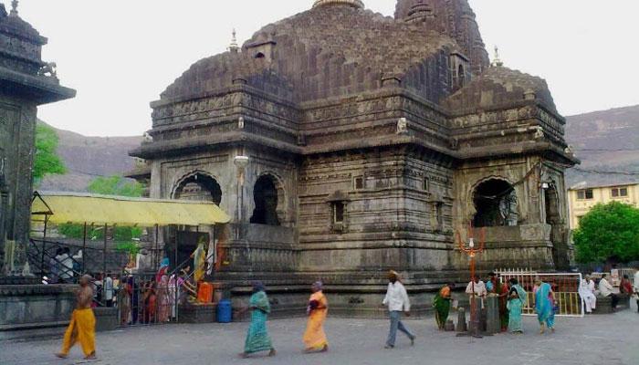 त्र्यंबकेश्वर मंदिरात सुरक्षा रक्षक आणि भाविकांमध्ये हाणामारी 