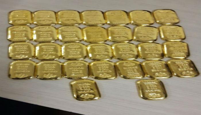 मुंबई विमानतळावर लाखोंची रोकड आणि सोनं जप्त 