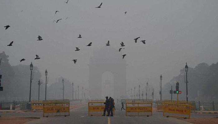 दिल्लीत धुक्याची चादर,  विमान वेळापत्रक कोलमडले
