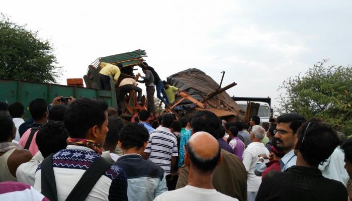 रत्नागिरीत विचित्र अपघात, बाईक दोन ट्रकमध्ये अडकली