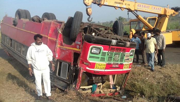 पुणे-सोलापूर राष्ट्रीय महामार्गवर एसटी बसचा अपघात