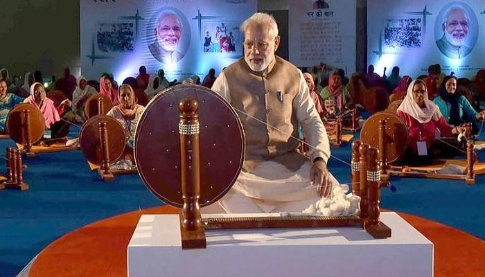 खादी ग्रामोद्योगाच्या कॅलेंडरवर गांधींऐवजी मोदींचे छायाचित्र