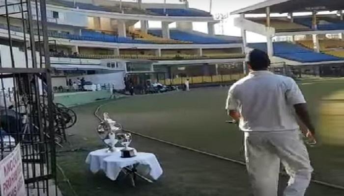 VIDEO : ...आणि आरपी सिंगने चाहत्याचा मोबाईल मैदानावर फेकला