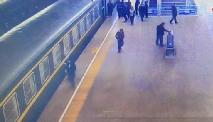 Video Viral : ट्रेनच्या खाली पडली ३ वर्षाची चिमुरडी