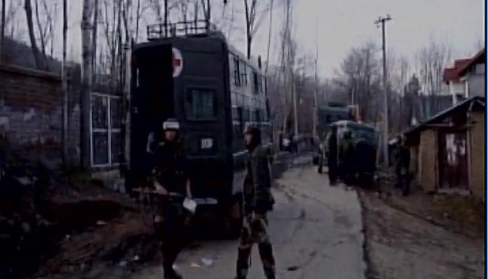 जम्मू काश्मीरमध्ये ३ दहशतवादी ठार, १ जवान शहीद