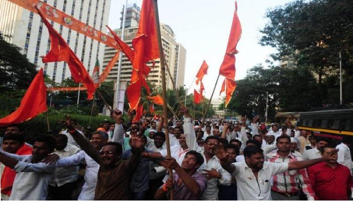 ढोल-ताशांच्या गजरात शिवसैनिकांचा मुंबई महापालिकेबाहेर जल्लोष