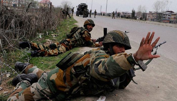 काश्मीरमध्ये सीआरपीएफच्या जवानांवर दहशतवादी हल्ला