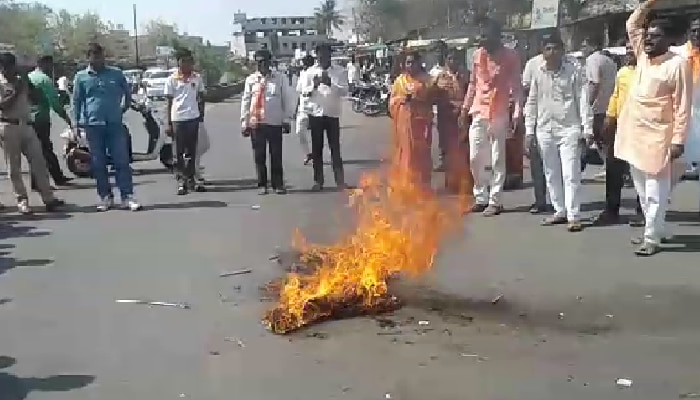 शिवसैनिकांनी &#039;एअर इंडिया&#039;च्या अधिकाऱ्याचा पुतळा जाळला