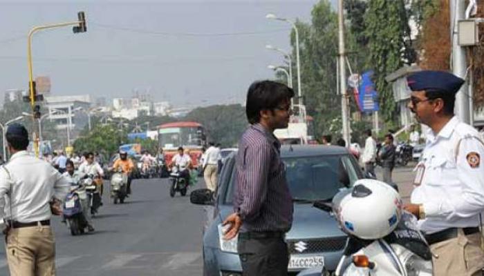 वाहन चालवताना मोबाईलवर बोलणाऱ्या ५५० जणांचे लायसन्स रद्द 