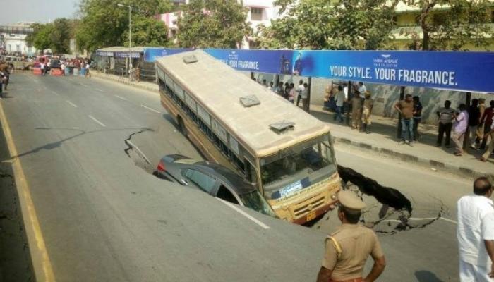 रस्त्याला भगदाड, बस आणि कार आरपार!