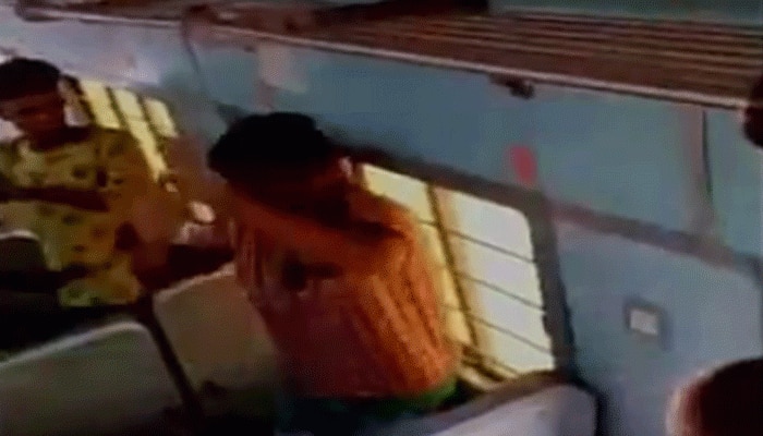 ट्रेनमध्ये मुलीवर बलात्काराचा प्रयत्न करणाऱ्याची धुलाई