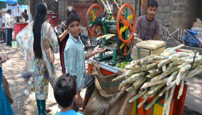 धक्कादायक! तुम्ही पित असलेल्या ज्यूसमधील बर्फ दूषित