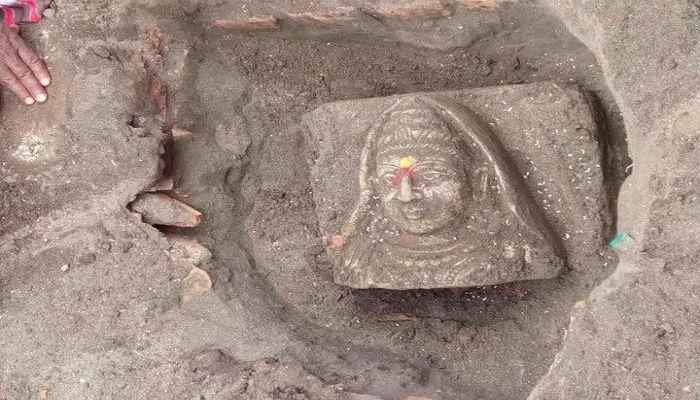 हवनकुंडासाठी खोदकाम करताना सापडली देवीची मूर्ती 
