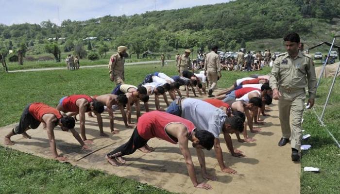 काश्मीरमध्ये पोलीस भरतीसाठी तरुणांच्या रांगा