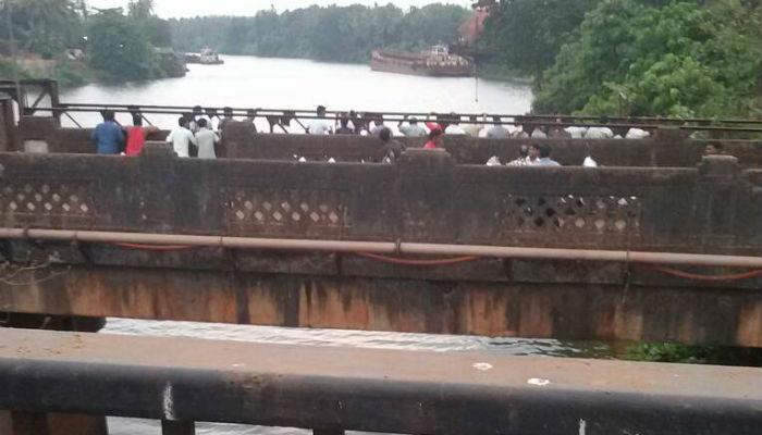 आत्महत्या करणाऱ्याला वाचवायला गेले आणि पूल कोसळला, दोन मृतदेह हाती