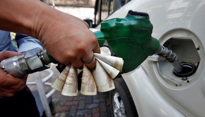 ५ वर्षात पेट्रोल होऊ शकतं ३० रुपये लीटर