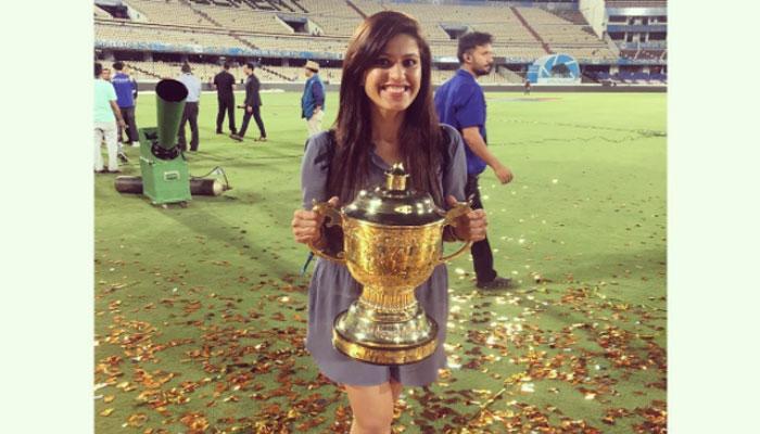 मुंबईच्या विजयानंतर आयपीएल ट्रॉफीसह दिसली मिस्ट्री गर्ल