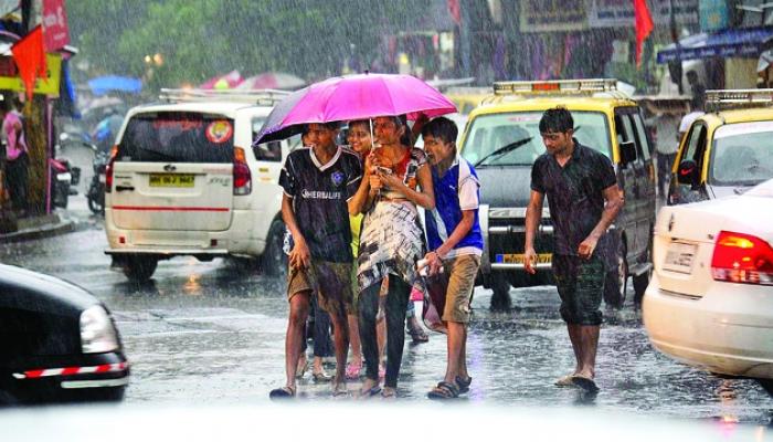 अकोल्यात पावसामुळे काही भागात घरांचं मोठ नुकसान