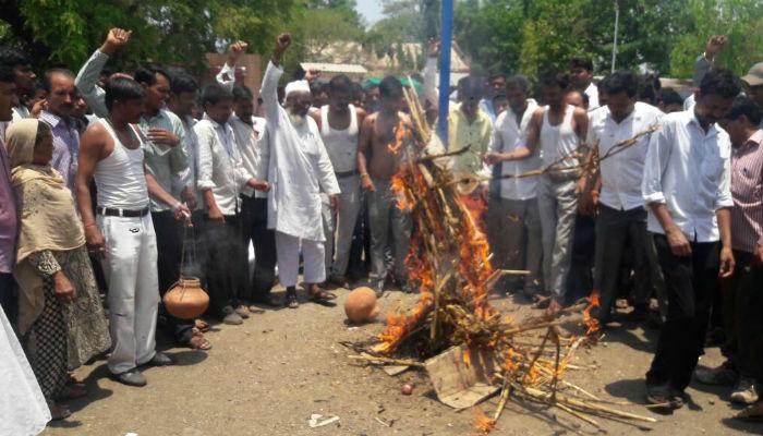 सदाभाऊ खोत संपकरी शेतकऱ्यांच्या टार्गेटवर