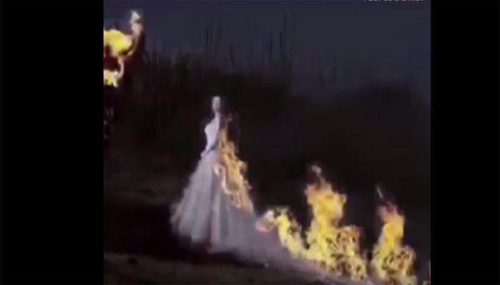 VIDEO:लग्न कायम लक्षात राहण्यासाठी वधुने आपल्या कपड्याला लावली आग 