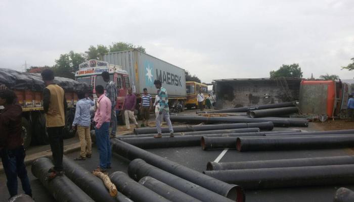 ट्रक अपघातानंतर जुन्या पुणे - मुंबई मार्गावरील वाहतूक कोंडी
