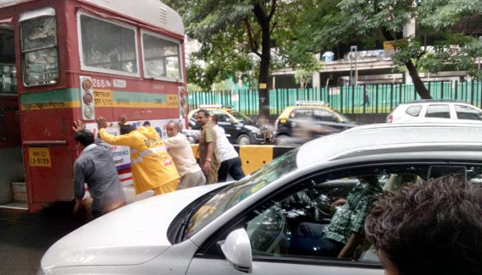 बेस्ट बस रस्त्यात बंद पडते तेव्हा...