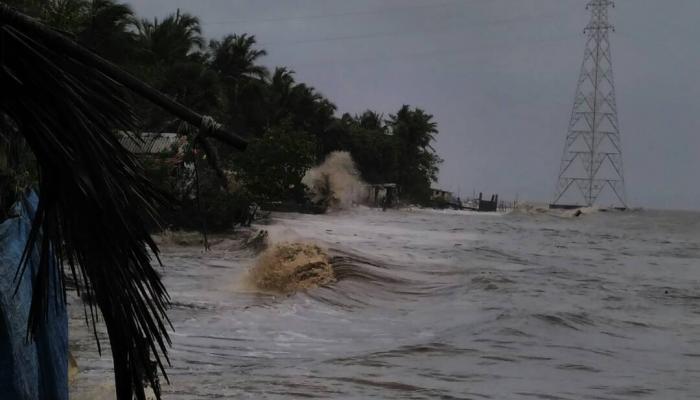 विरार समुद्रातील लाटांचा घरांना तडाखा 