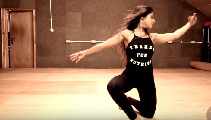VIDEO : या तरुणीनं आपल्या डान्सनं जिंकलीत प्रेक्षकांची मनं!