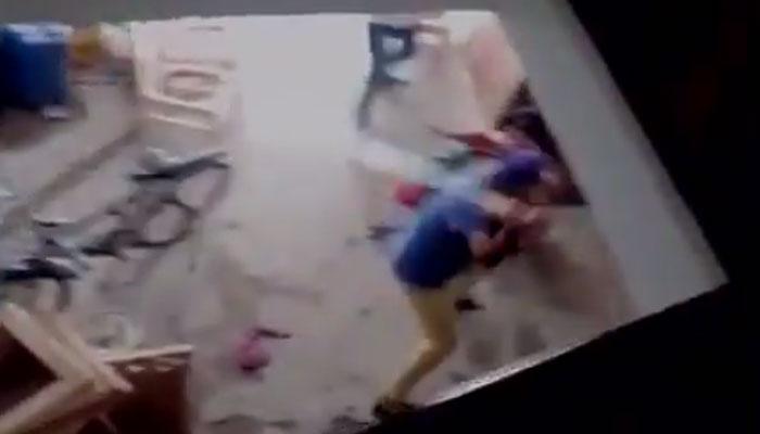 व्हिडिओ : मुलगी झाली म्हणून... दिराकडून वहिनीला हॉकीनं मारहाण